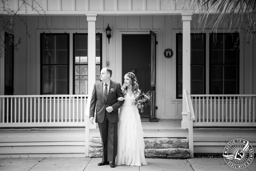 Whimsical Austin wedding pictures at Mayfield Park