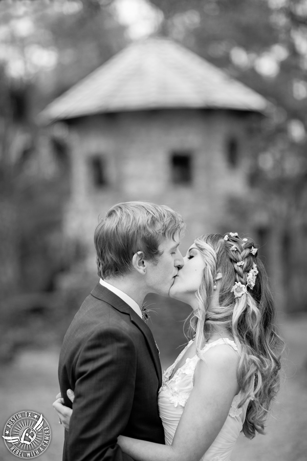 Whimsical Austin wedding pictures at Mayfield Park