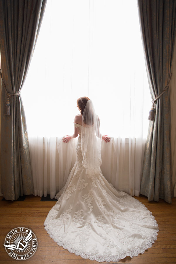 Elegant wedding pictures at the Texas Federation of Women's Clubs Mansion in Austin, Texas 