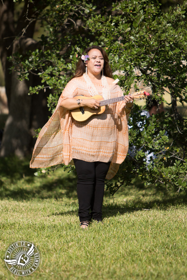 Wedding pictures at Thurman's Mansion at the Salt Lick - Hawaiian ukulele wedding ceremony music