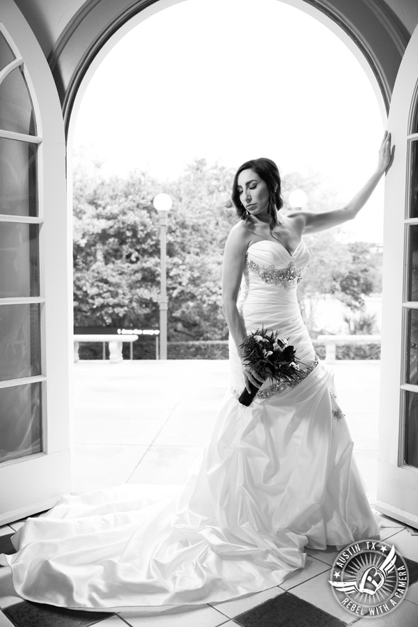 Dramatic bridal portraits at Laguna Gloria the Contemporary Austin with purple calla lily bouquet by Statue of Design.